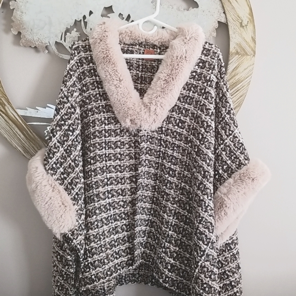 Cape/poncho w/faux fur